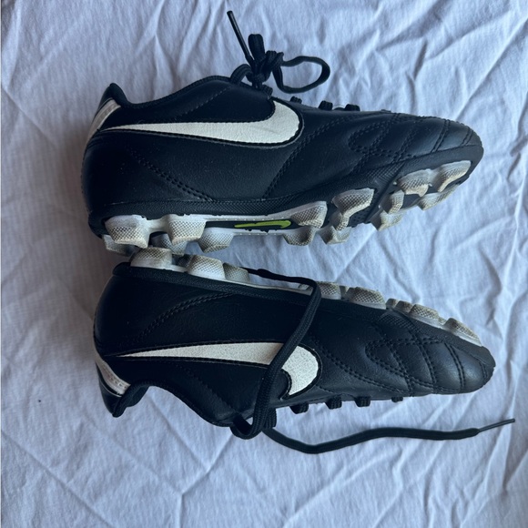 Kids Nike Soccer Cleats Size 13 - Picture 4 of 10